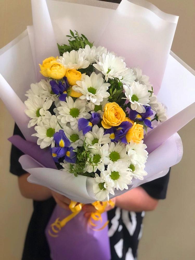 Букет цветов из: Ирисы, Хризантемы и Розы в Гидроузел