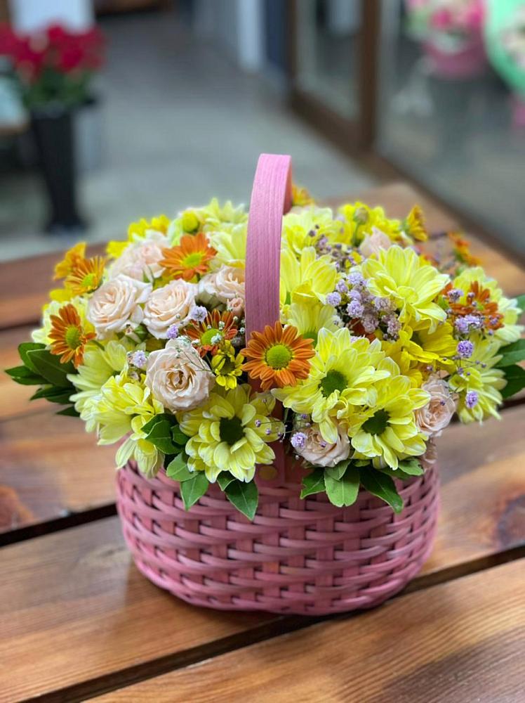 Цветочная композиция из Хризантемы и Розы в корзине в Гидроузел