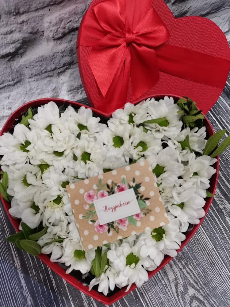 Цветочная композиция из Хризантемы в виде сердца в Гидроузел