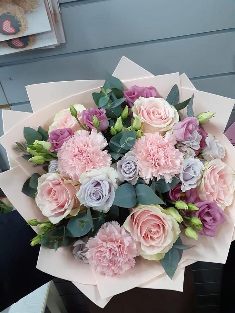 Букет цветов из: Розы, Гвоздики и Лизиантусы в Гидроузел